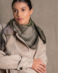 Carré Vasarelli en soie kaki